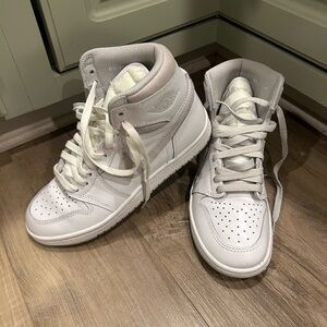 Nike Air Jordan 1 Retro High white/gray.
Worn 1X, w box. Men's 6.5 Women's 8.